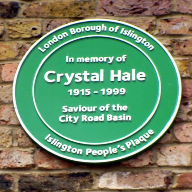 Crystal Hale green plaque - In memory of Crystal Hale (1915-1999) saviour of the City Road Basin