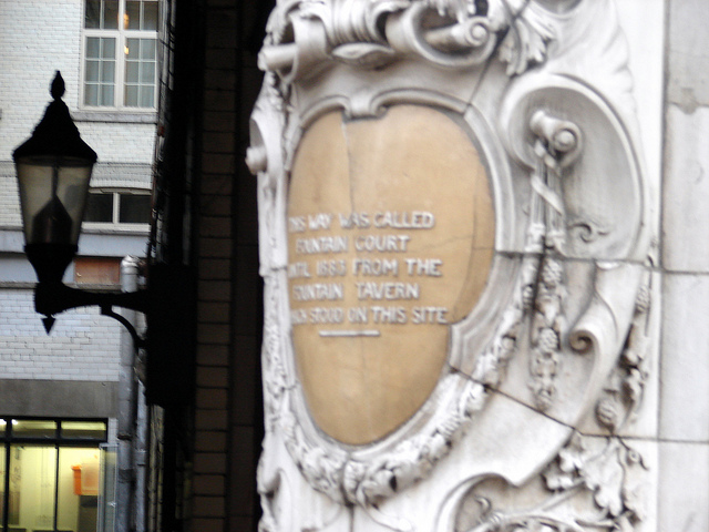 Fountain Tavern, London brown plaque - This way was called  Fountain Court  until 1883 from the   Fountain Tavern  which stood on this site