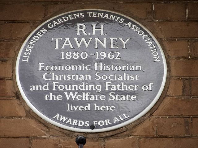 R. H. Tawney blue plaque - R. H. Tawney 1880-1962 economic historian, Christian Socialist and founding father of the welfare state lived here