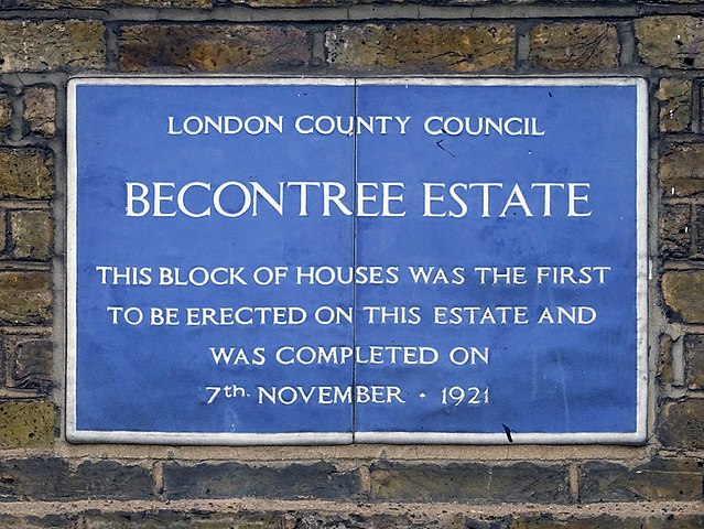 Blue plaque № 9800 - Becontree Estate. This block of houses was the first to be erected on this estate and was completed on 7th November 1921