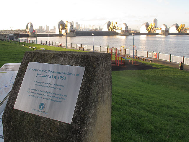 Brushed metal plaque № 33064 - Commemorating the devastating floods of  January 31st 1953  In memory of more than 2,100 lives lost  in countries around the North Sea    This event led to the development and construction  of the Thames Barrier and associated flood defences  protecting London, its people and property