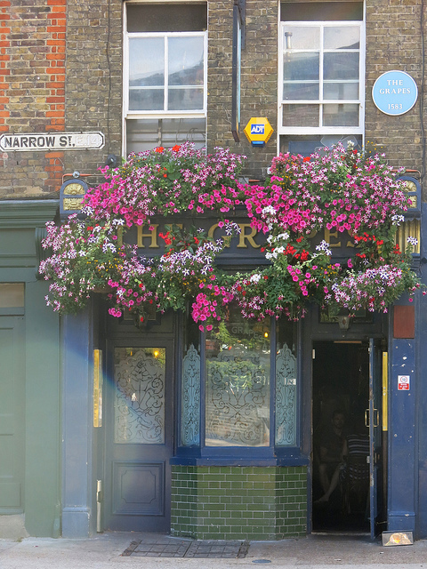 The Grapes, Limehouse blue plaque - The Grapes 1583