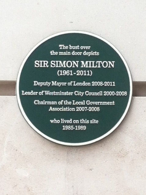 Simon Milton green plaque - The bust over the main door depicts Sir Simon Milton ( 1961 - 2011 ) Deputy Mayor of London 2008 - 2011 Leader of Westminster City Council 2000 - 2008 Chairman of the Local Government Association 2007 - 2008 who lived on this site 1985 - 1989