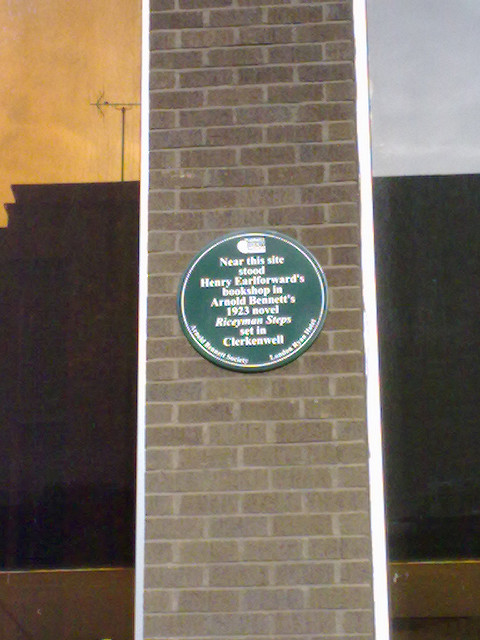 Arnold Bennett and Henry Earlforward green plaque - Near this site stood Henry Earlforward's bookshop in Arnold Bennett's 1923 novel Riceyman Steps set in Clerkenwell