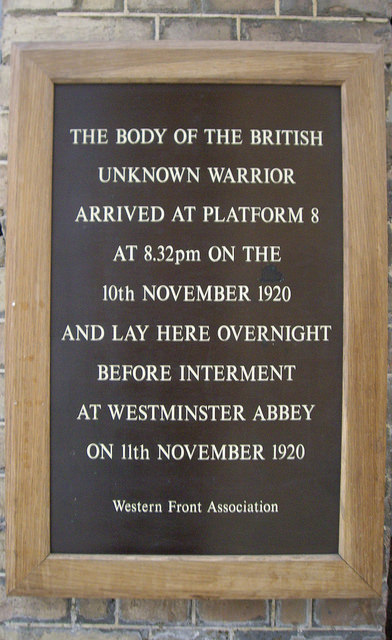 Wood plaque № 32932 - The body of the British unknown warrior arrived at platform 8 at 8.32pm on the 10th November 1920 and lay here overnight before interment at Westminster Abbey on 11th November 1920  