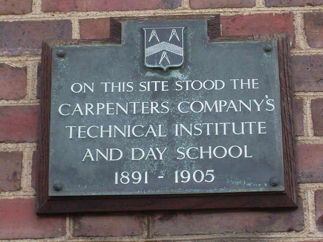Black plaque № 10542 - On this site stood the Carpenters Company's Technical Institute and Day School 1891-1905