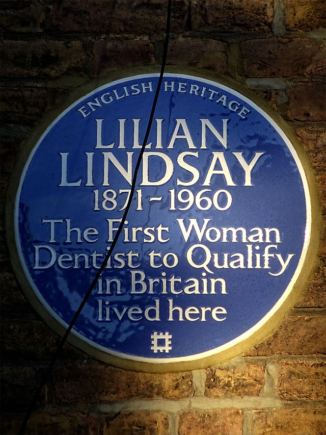 Lilian Lindsay blue plaque - Lilian Lindsay 1871-1960 the first woman dentist to qualify in Britain lived here