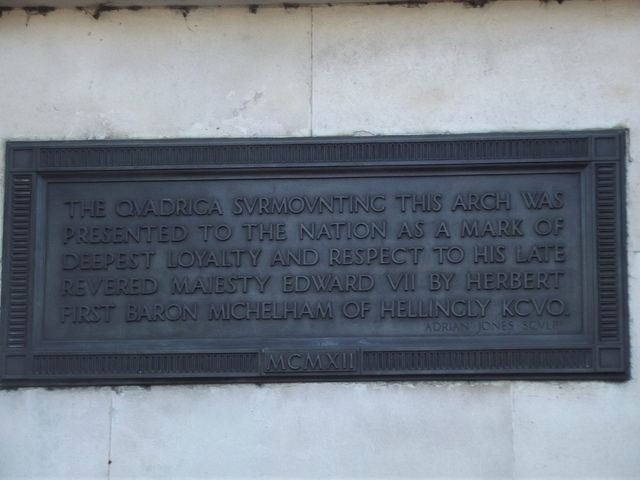 Edward VII bronze plaque - The quadrica surmounting this arch was presented to the nation as a mark of deepest loyalty and respect to his late revered Majesty Edward VII by Herbert First Baron Michelham of Hellingly KCVO.