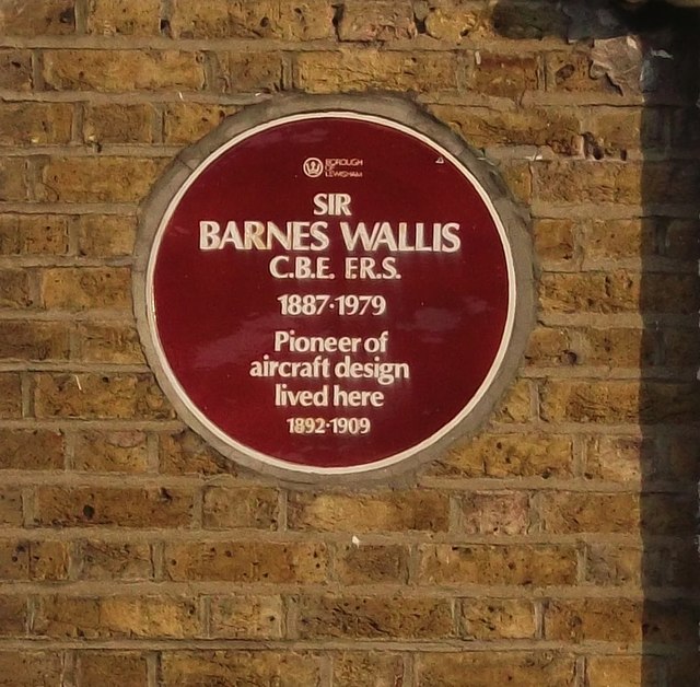 Barnes Wallis maroon plaque - Sir Barnes Wallis CBE, FRS 1887-1979 Pioneer of aircraft design lived here 1892-1909