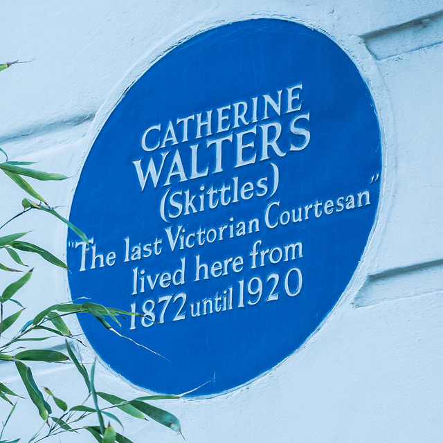 Catherine Walters blue plaque - Catherine Walters (Skittles) the last Victorian courtesan lived here from 1872 until 1920