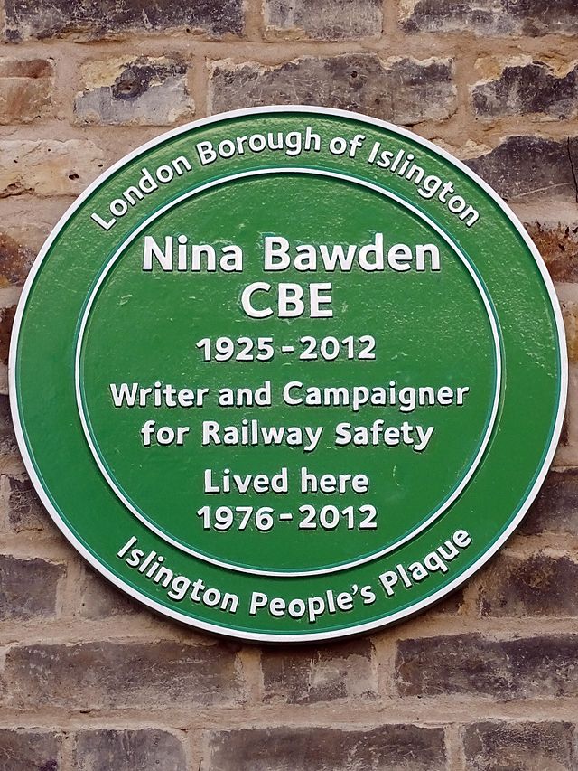 Nina Bawden green plaque - Nina Bawden CBE 1925-2012 Writer and Campaigner for Railway Safety Lived here 1976-2012