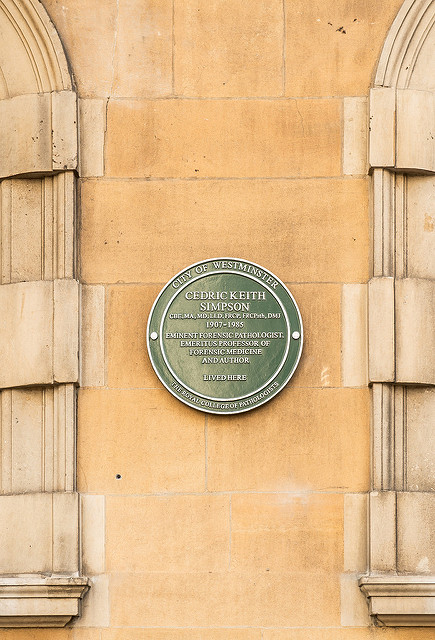 Cedric Keith Simpson green plaque - Cedric Keith Simpson CBE, MA, MD, LLD, FRCP, FRCPath, DMJ 1907 - 1985 eminent forensic pathologist, emeritus professor of forensic medicine and author, lived here    The Royal College of Pathologists   City of Westminster