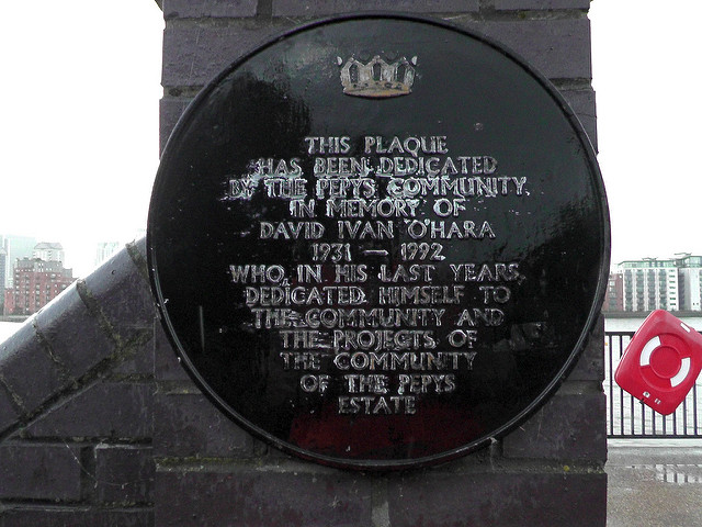Black plaque № 11370 - This plaque has been dedicated by the Pepys community in memory of David Ivan O'Hara  1931-1992  who in his last years dedicated himself to the community and the projects of the community of the Pepys Estate