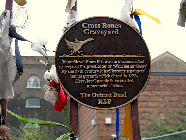Black plaque № 6282 - Cross Bones Graveyard   In medieval times this was an unconsecrated graveyard for prostitutes or 'Winchester Geese'. By the 18th century it had become a paupers' burial ground, which closed in 1853. Here, local people have created a memorial shrine. The Outcast Dead R.I.P