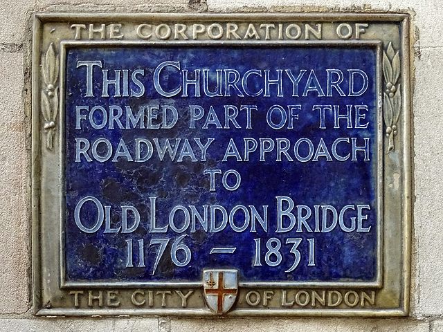 Old London Bridge blue plaque - This churchyard formed part of the roadway approach to Old London Bridge 1176 - 1831