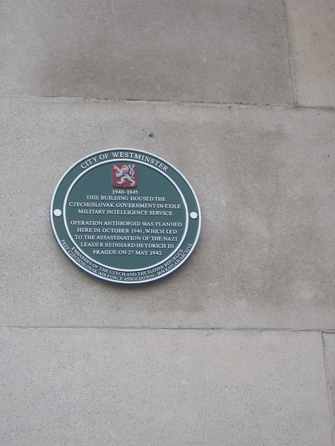Szmul Zygielbojm green plaque - Jewish Workers' Bund Leader  representative to the  Polish Parliament-in-exile  Szmul 'Artur' Zygielbojm  1895-1943  Took his life in protest  at the world's indifference  to Nazi extermination  of the Jews  lived nearby  1942 - 1943