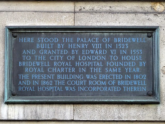 Henry VIII bronze plaque - Here stood the Palace of Bridewell built by Henry VIII in 1523 and granted by Edward VI in 1553 to the City of London to house Bridewell Royal Hospital founded by Royal Charter in the same year.  The present building was erected in 1802 and in 1862 the court room of the Bridewell Royal Hospital was incorporated therein