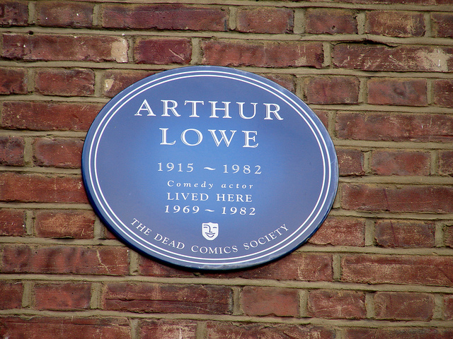 Arthur Lowe blue plaque - Arthur Lowe 1915-1982 comedy actor lived here 1969-1982
