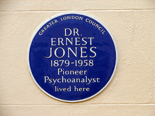 Ernest Jones blue plaque - Dr.  Ernest Jones  1879-1958  Pioneer  Psychoanalyst  lived here