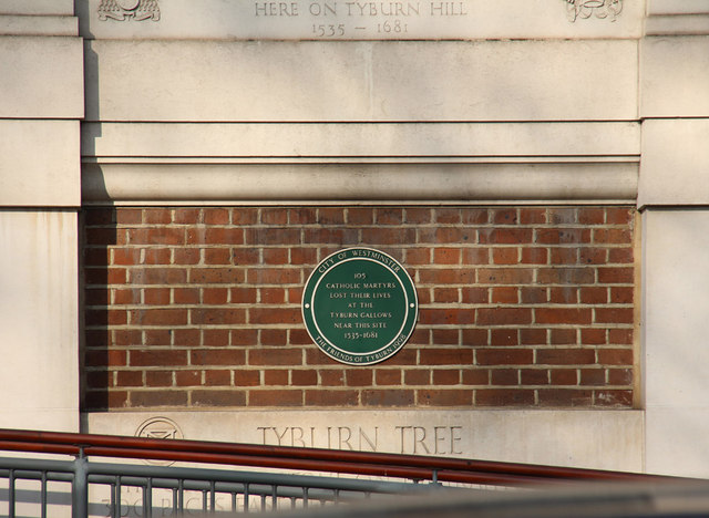 Tyburn Tree green plaque - 105 Catholic martyrs lost their lives at the Tyburn Gallows near this site 1535-1681