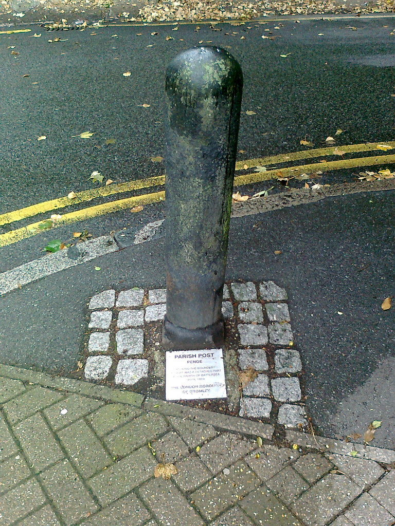 Grey plaque № 5334 - Parish post, Penge. Marking the boundary of what was a detached part of the parish of Battersea until 1855