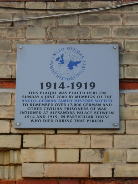 White plaque № 10278 - 1914-1919 This plaque was placed here on Sunday 4 June 2000 by members of the Anglo-German Family History Society to remember over 17,000 German and other civilian prisoners of war interned at Alexandra Palace between 1914 and 1919, in particular those who died during that period
