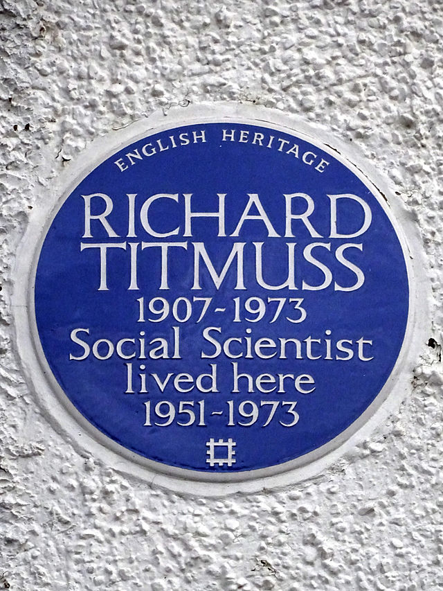 Richard Titmuss blue plaque - Richard Titmuss 1907-1973 social scientist lived here 1951-1973
