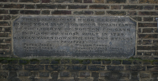 Blue plaque № 6164 - Opposite this spot stood the Spital Pulpit Cross (plaque not yet erected)